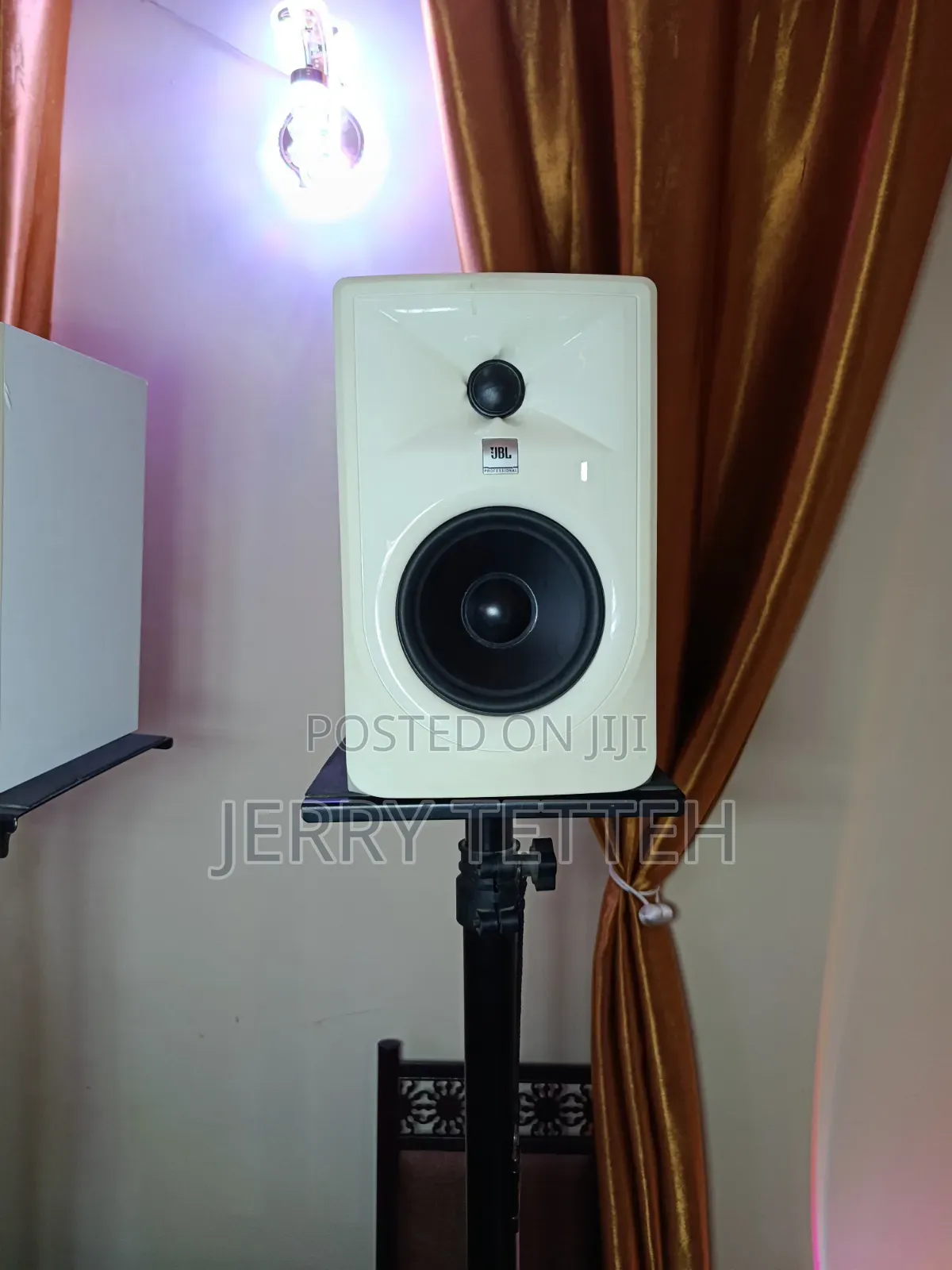 JBL 305P MKll - Wh Powered 5" Two-Way Studio Monitor With Stands