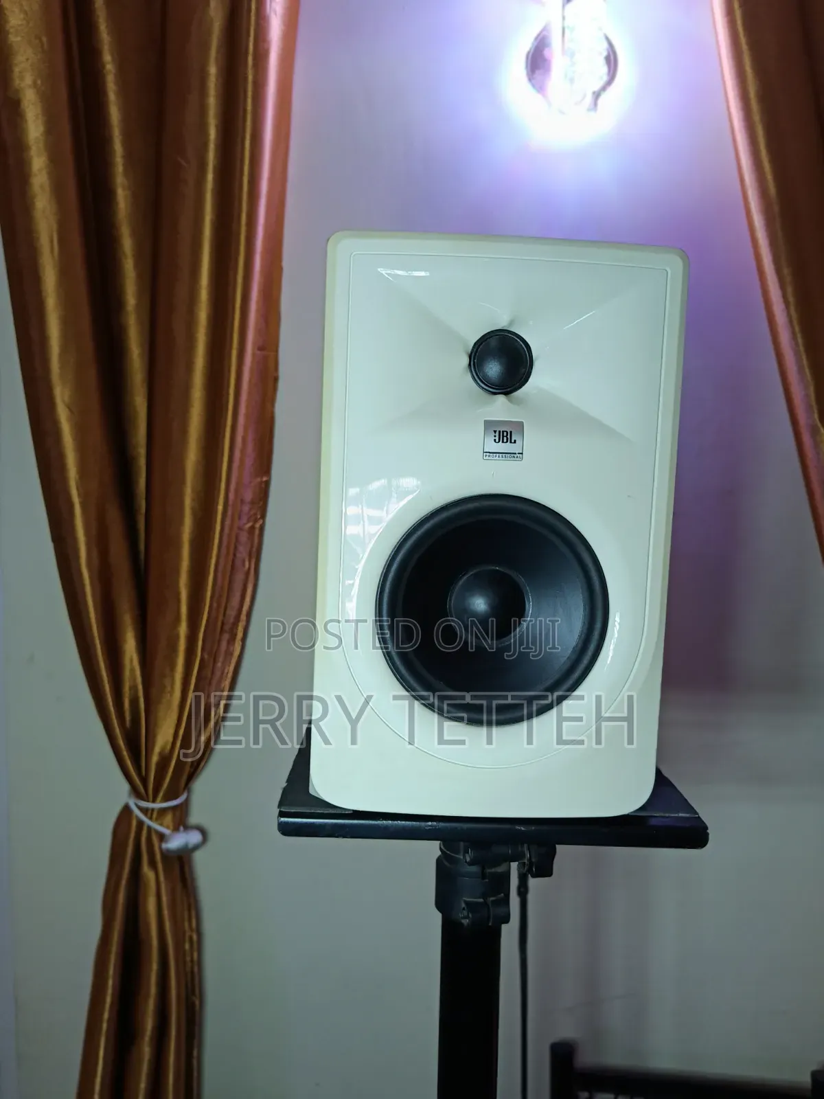 JBL 305P MKll - Wh Powered 5" Two-Way Studio Monitor With Stands