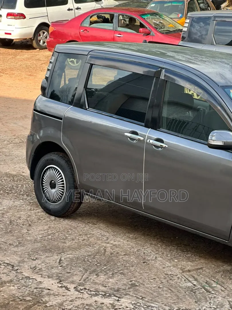 Toyota Sienta 1.5 AWD 2012 Gray