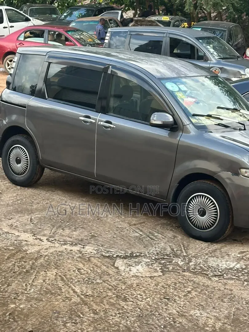 Toyota Sienta 1.5 AWD 2012 Gray