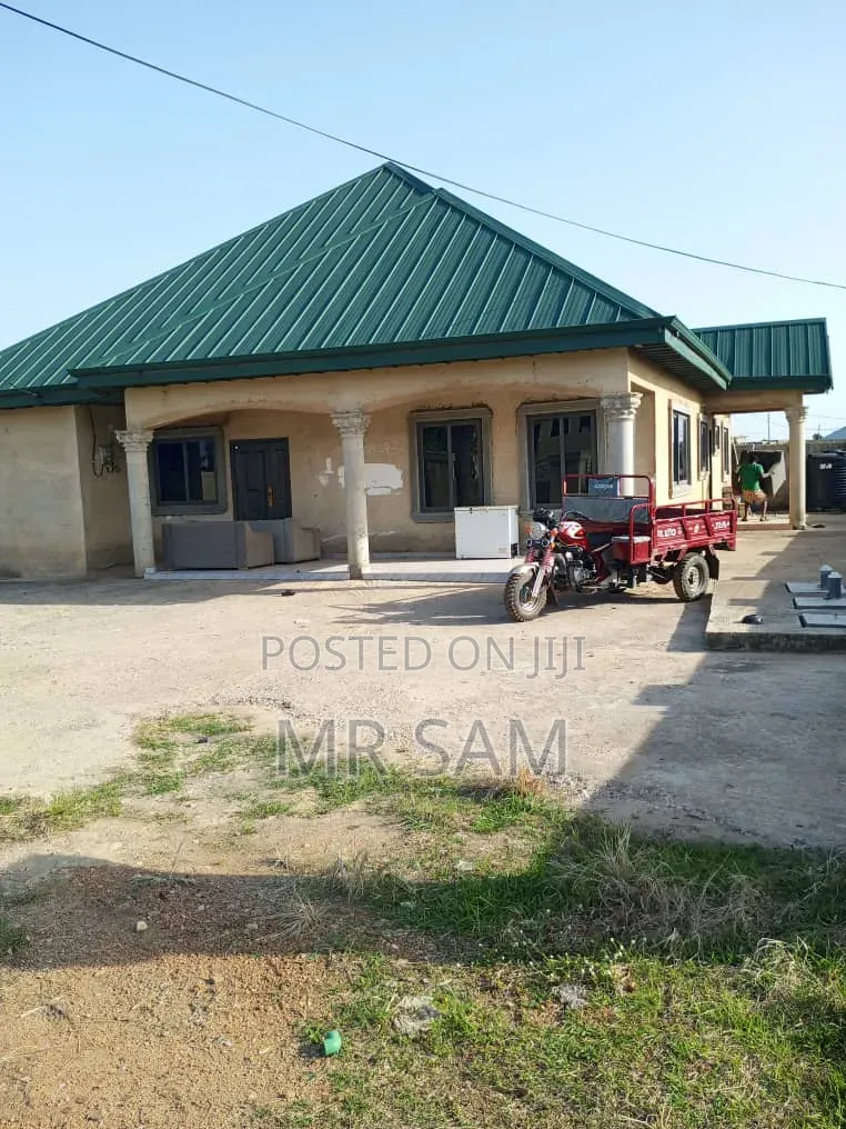 5bdrm House in Sam Properties, Amasaman for sale