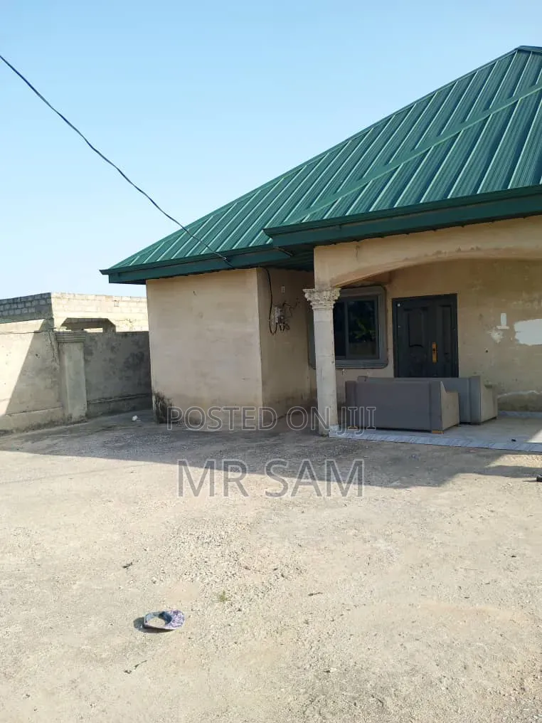 5bdrm House in Sam Properties, Amasaman for sale