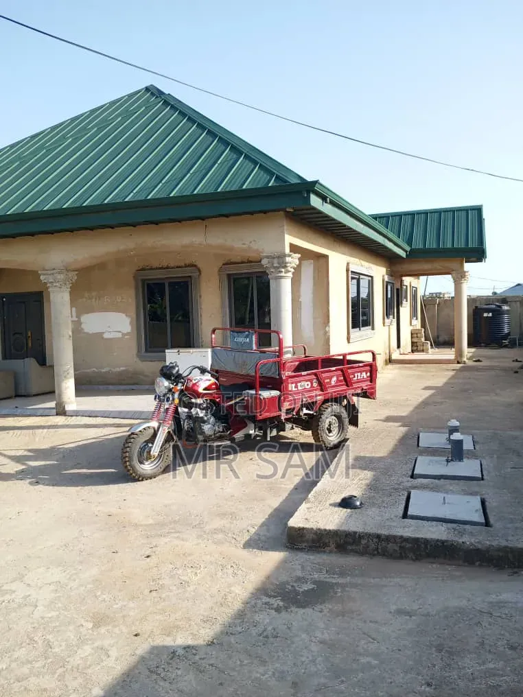 5bdrm House in Sam Properties, Amasaman for sale