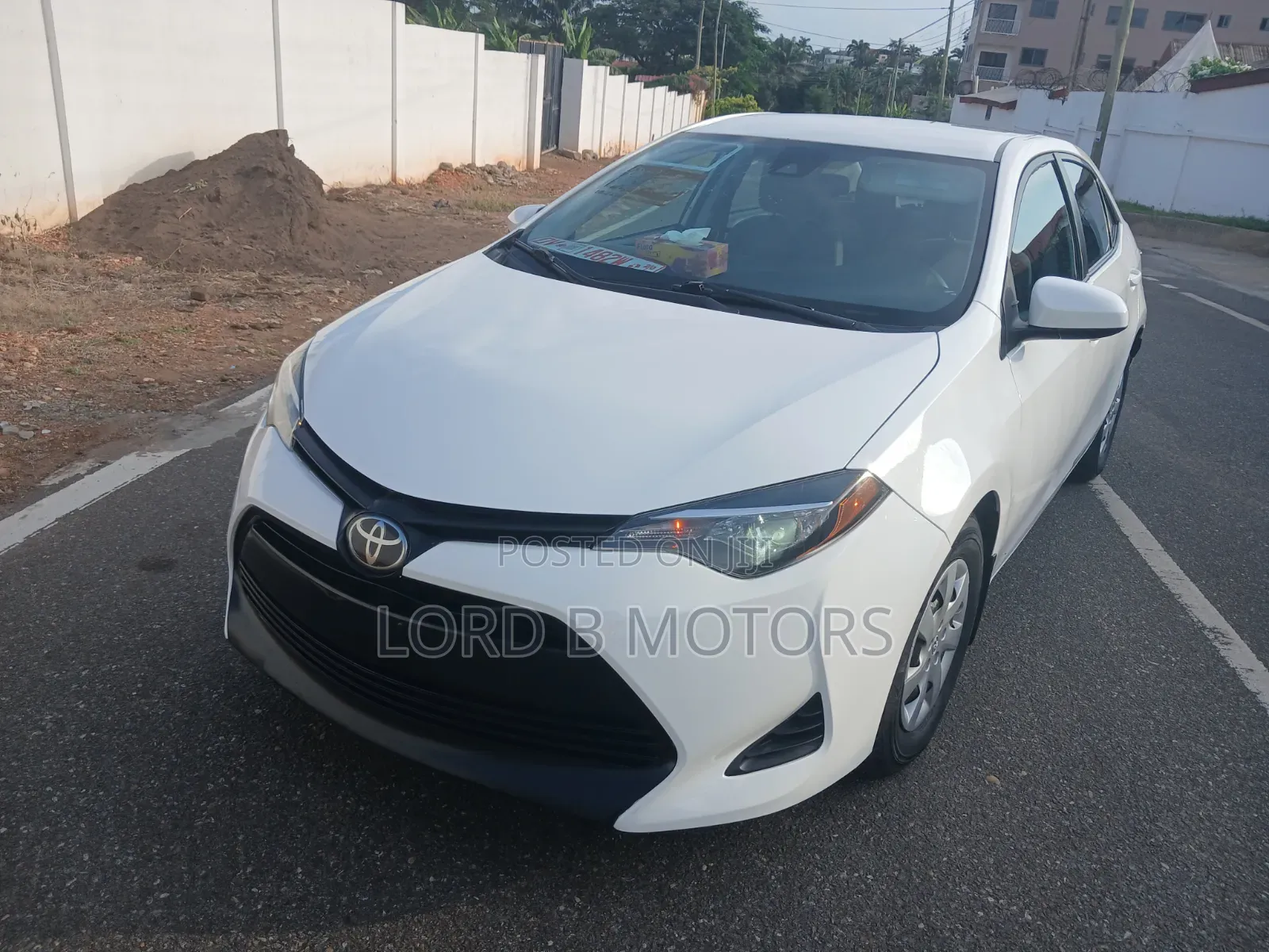 Toyota Corolla LE (1.8L 4cyl 2A) 2019 White