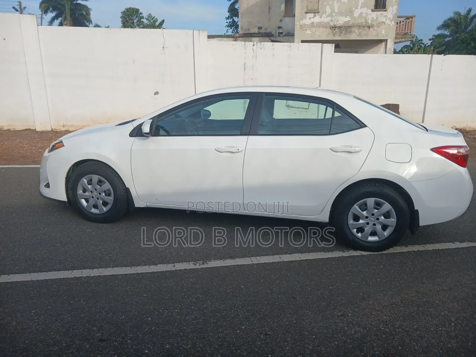 Toyota Corolla LE (1.8L 4cyl 2A) 2019 White