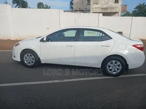 Toyota Corolla LE (1.8L 4cyl 2A) 2019 White