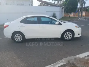 Toyota Corolla LE (1.8L 4cyl 2A) 2019 White