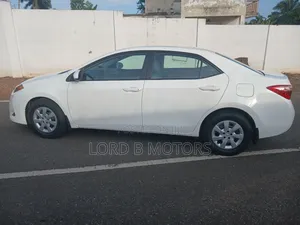 Toyota Corolla LE (1.8L 4cyl 2A) 2019 White