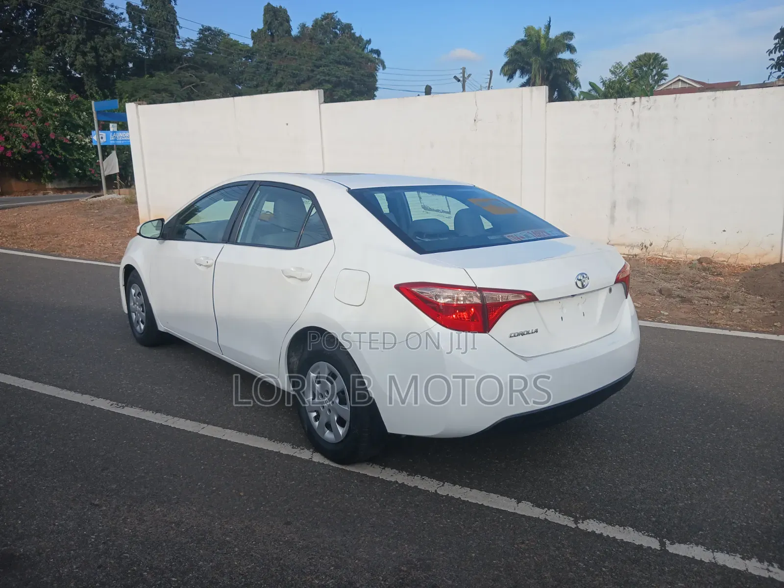 Toyota Corolla LE (1.8L 4cyl 2A) 2019 White