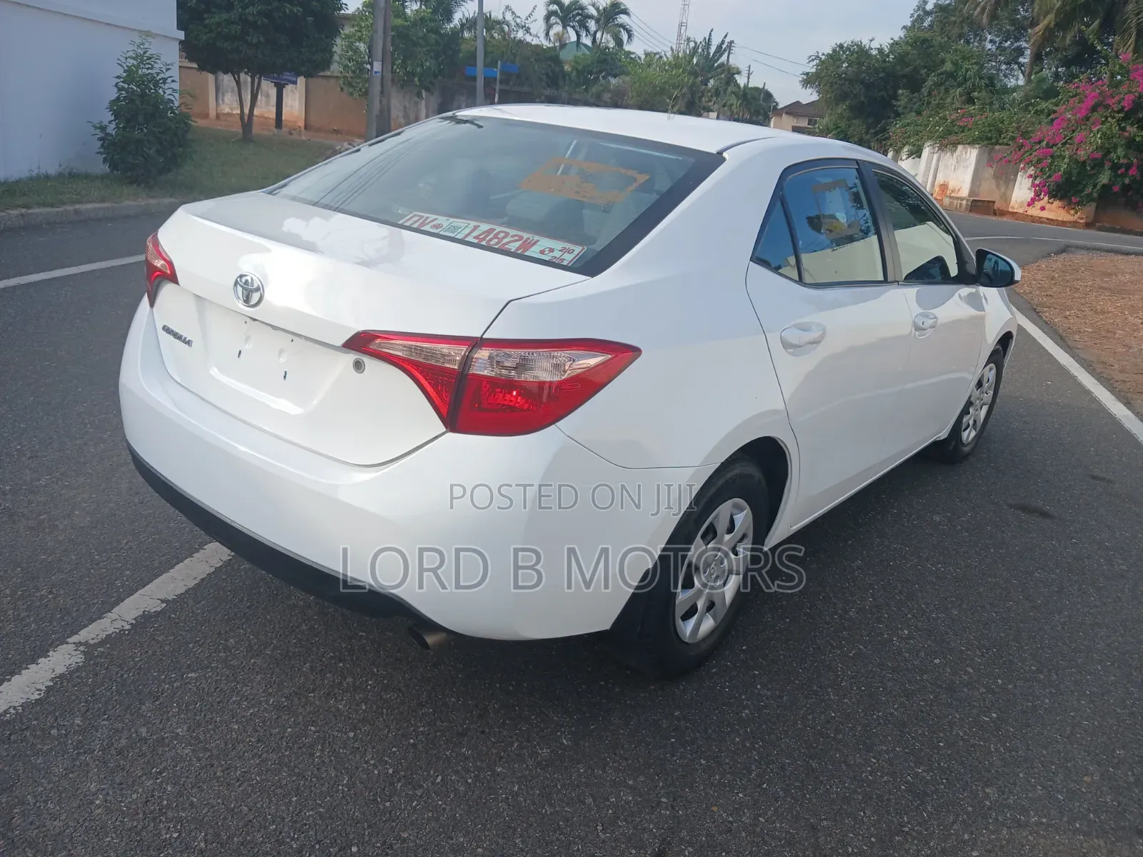 Toyota Corolla LE (1.8L 4cyl 2A) 2019 White