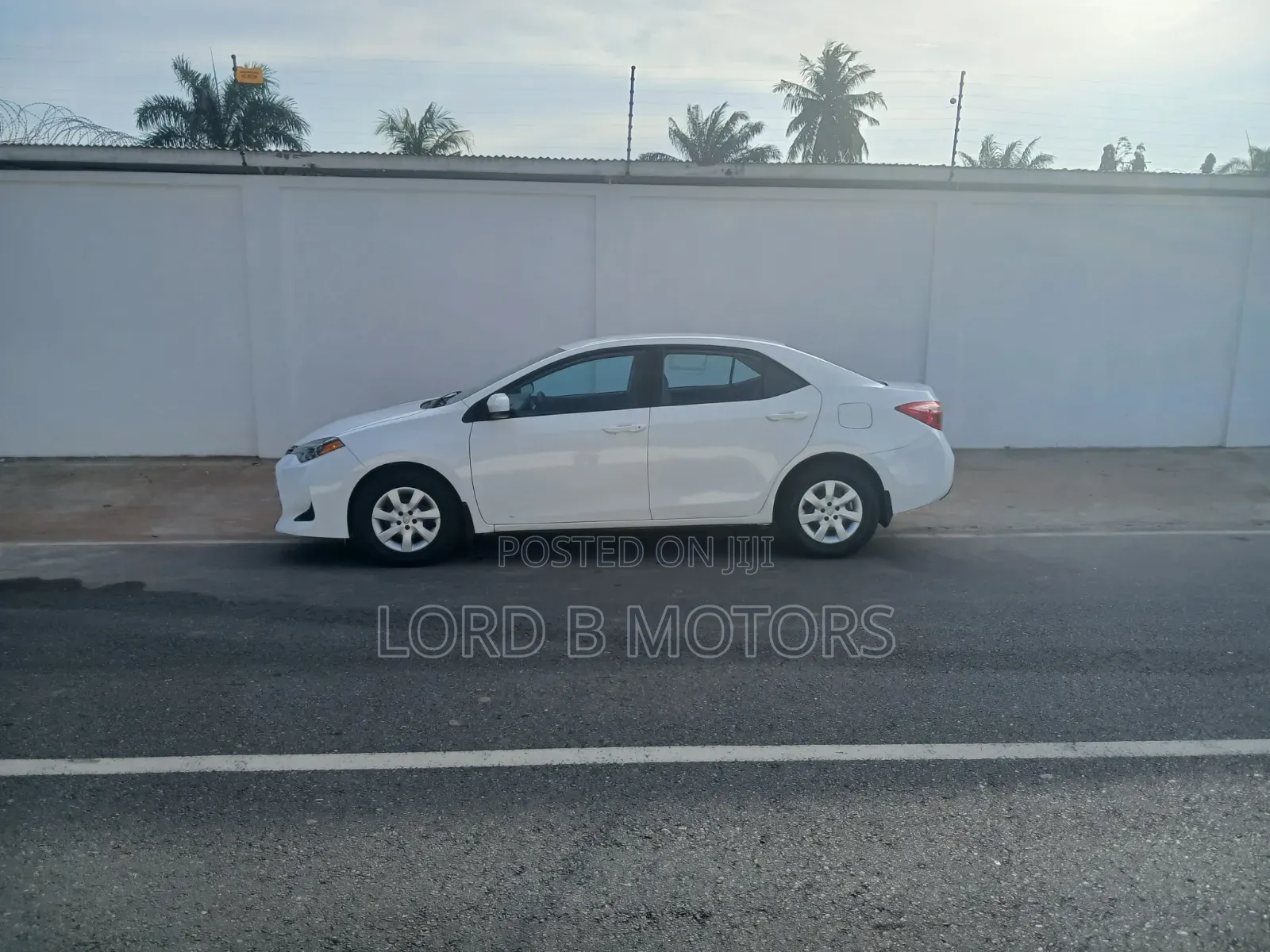 Toyota Corolla LE (1.8L 4cyl 2A) 2019 White