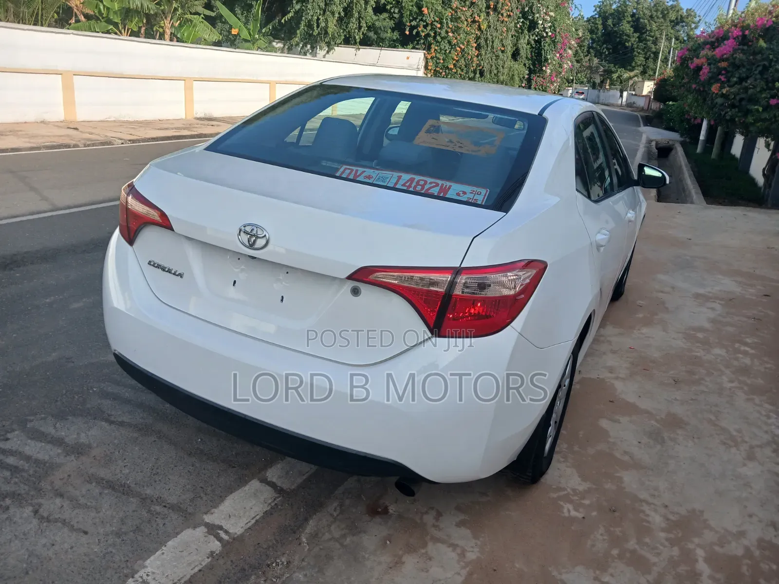 Toyota Corolla LE (1.8L 4cyl 2A) 2019 White