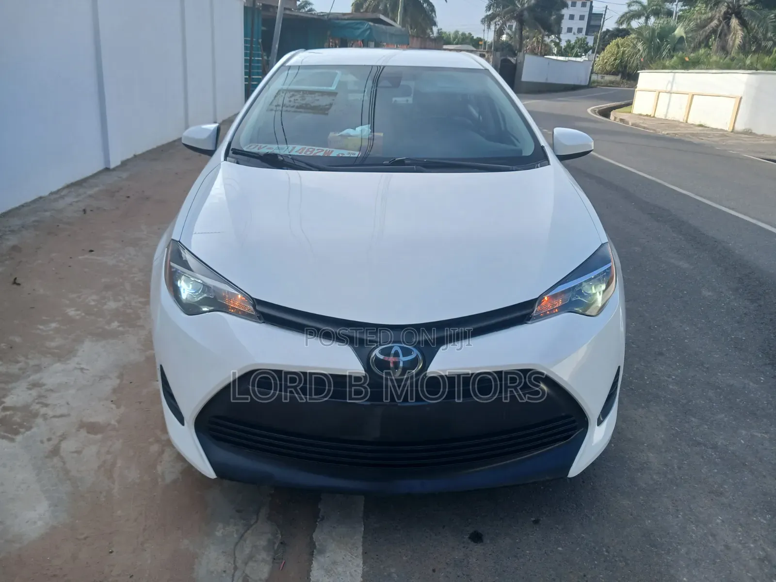 Toyota Corolla LE (1.8L 4cyl 2A) 2019 White