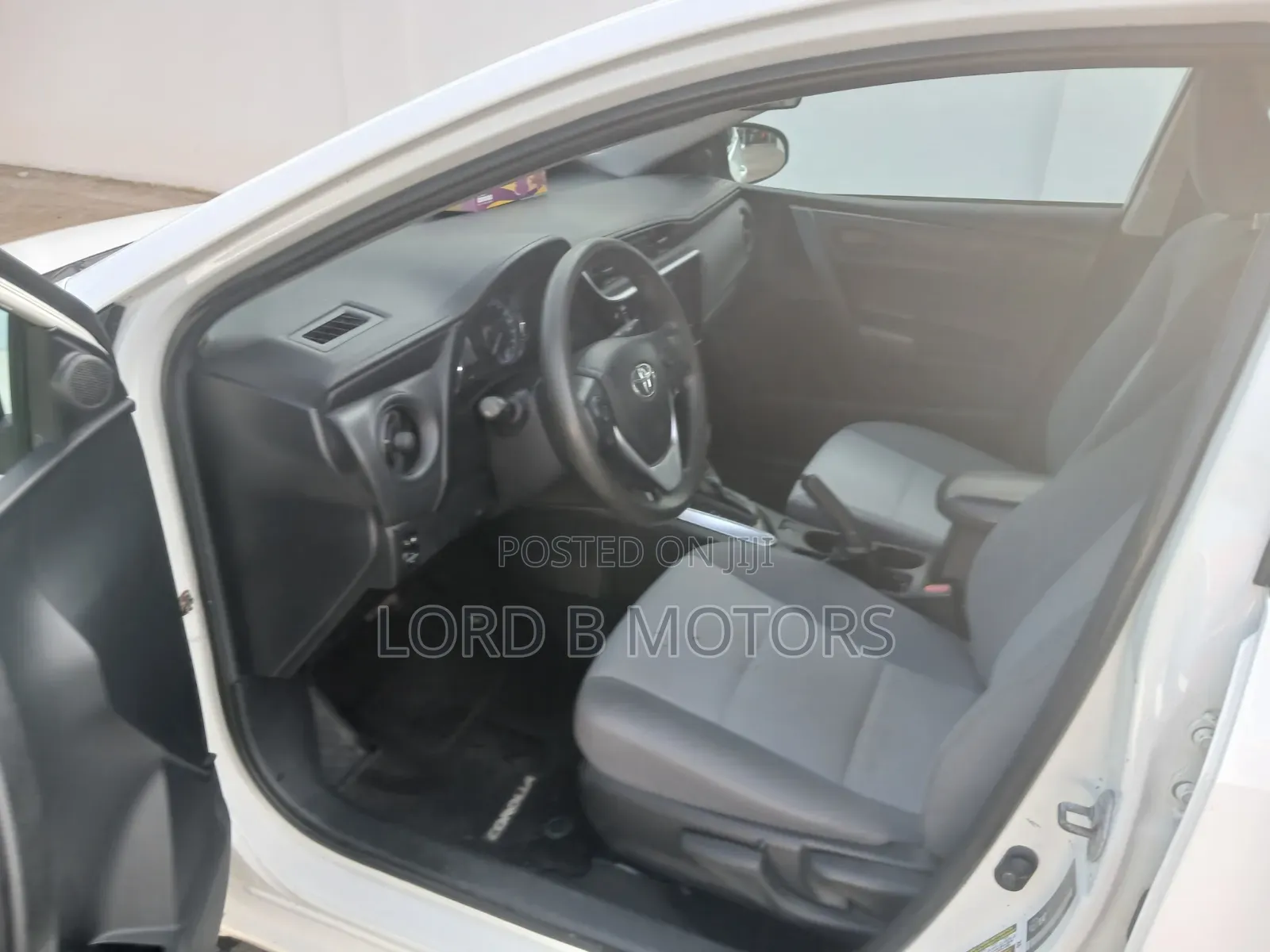 Toyota Corolla LE (1.8L 4cyl 2A) 2019 White
