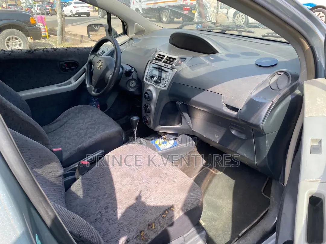 Toyota Vitz 1.3 AWD 3dr 2010 Gray
