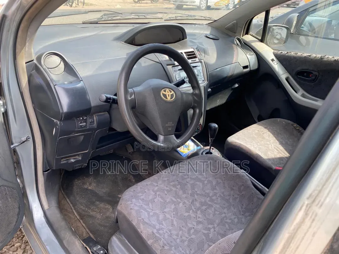 Toyota Vitz 1.3 AWD 3dr 2010 Gray