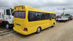 Hyundai County 2015 Yellow