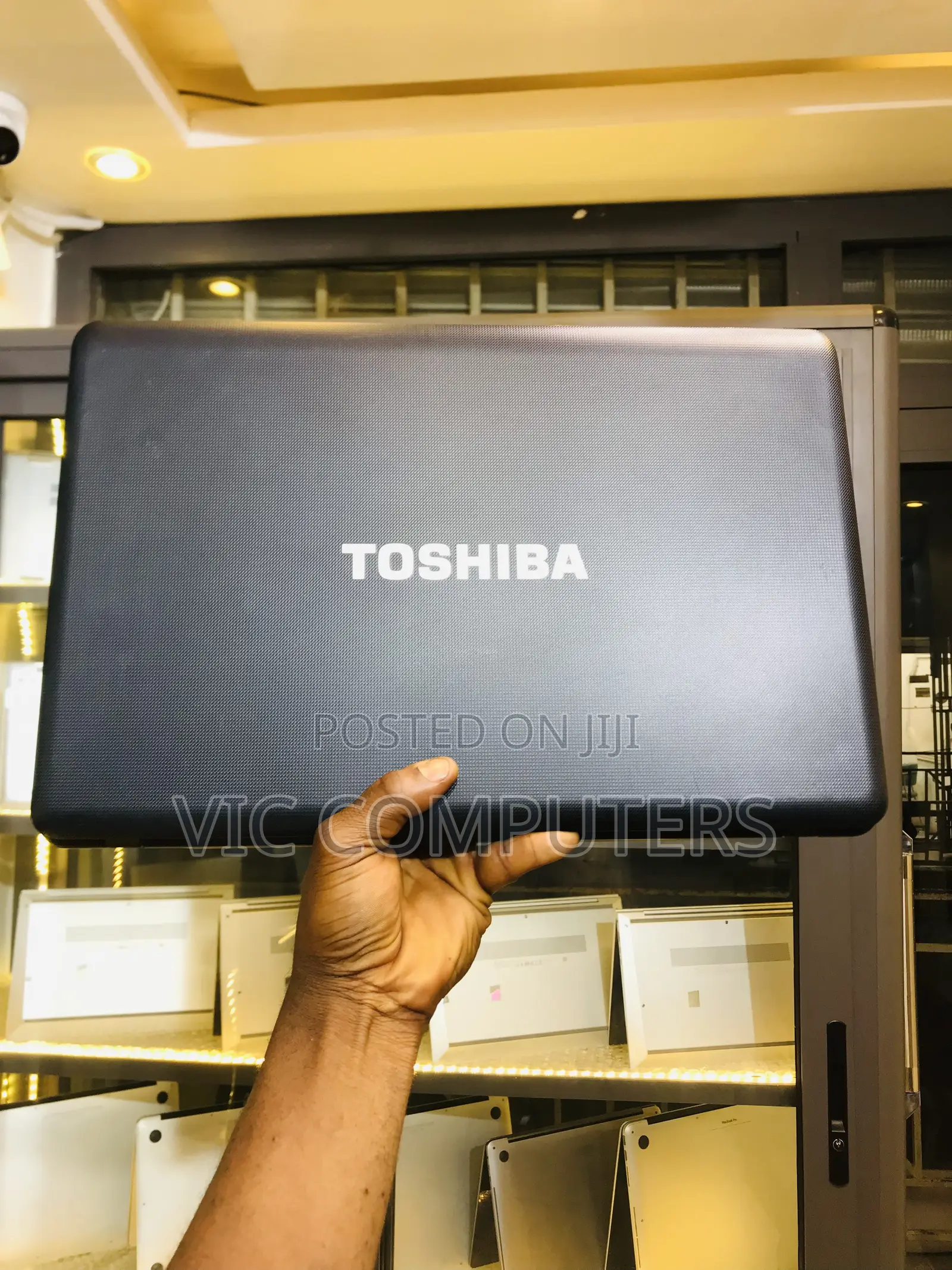 Laptop Toshiba Satellite C665 4GB Intel Core i3 HDD 320GB
