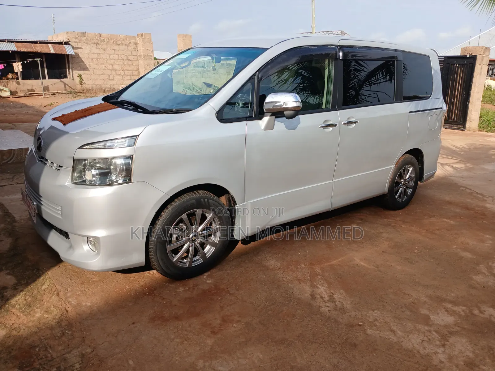 Toyota Voxy 2011 Silver