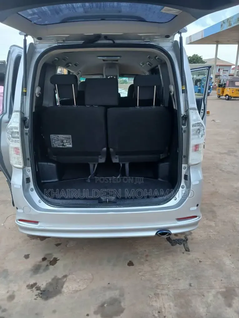Toyota Voxy 2011 Silver