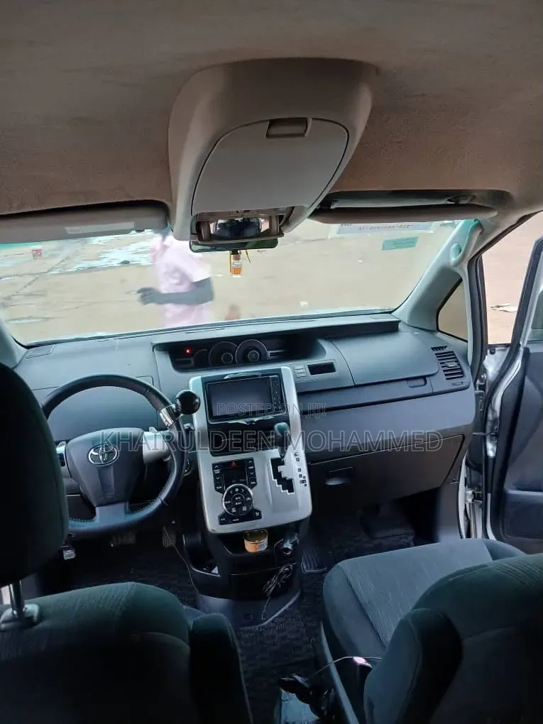 Toyota Voxy 2011 Silver