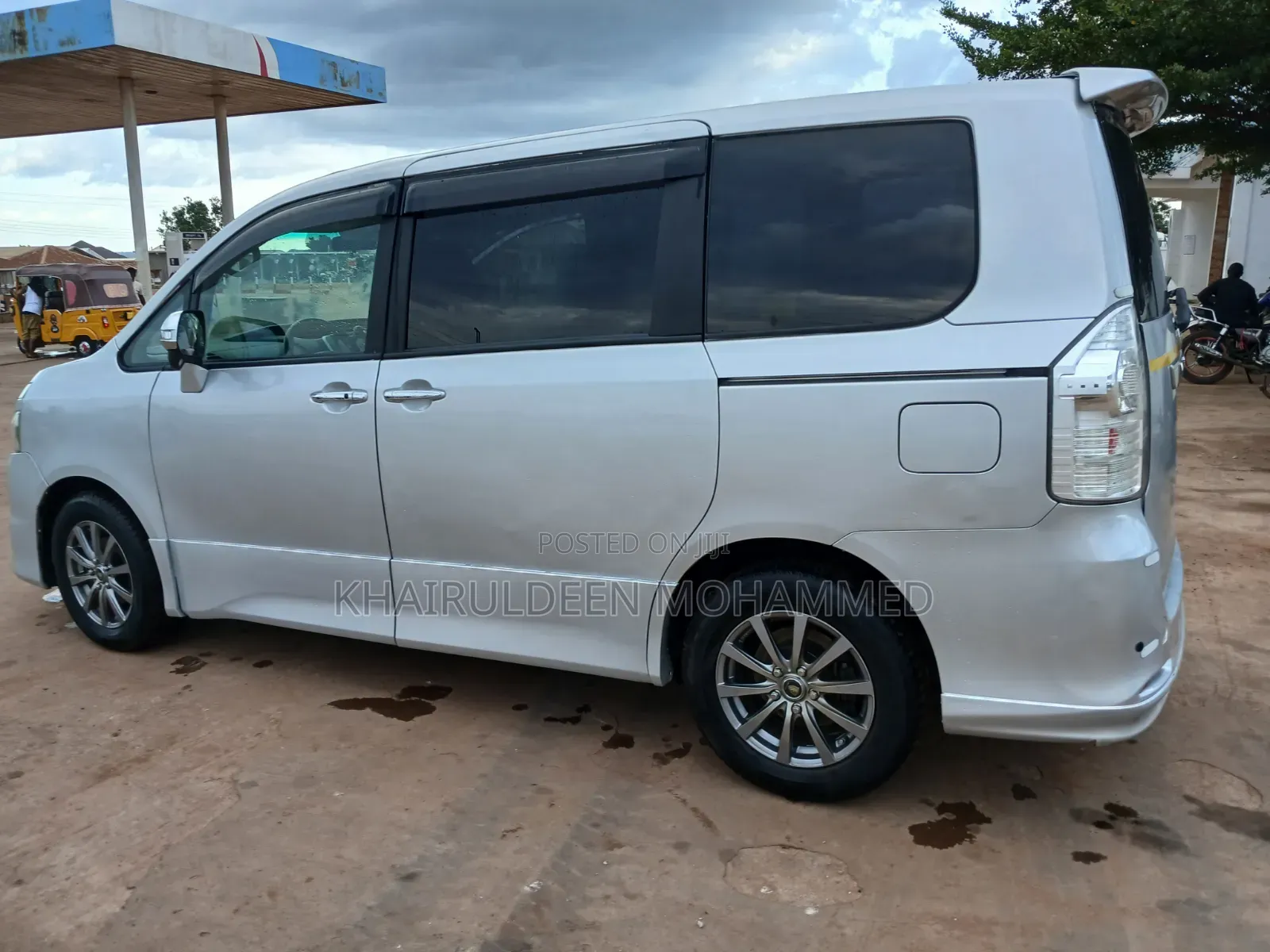 Toyota Voxy 2011 Silver