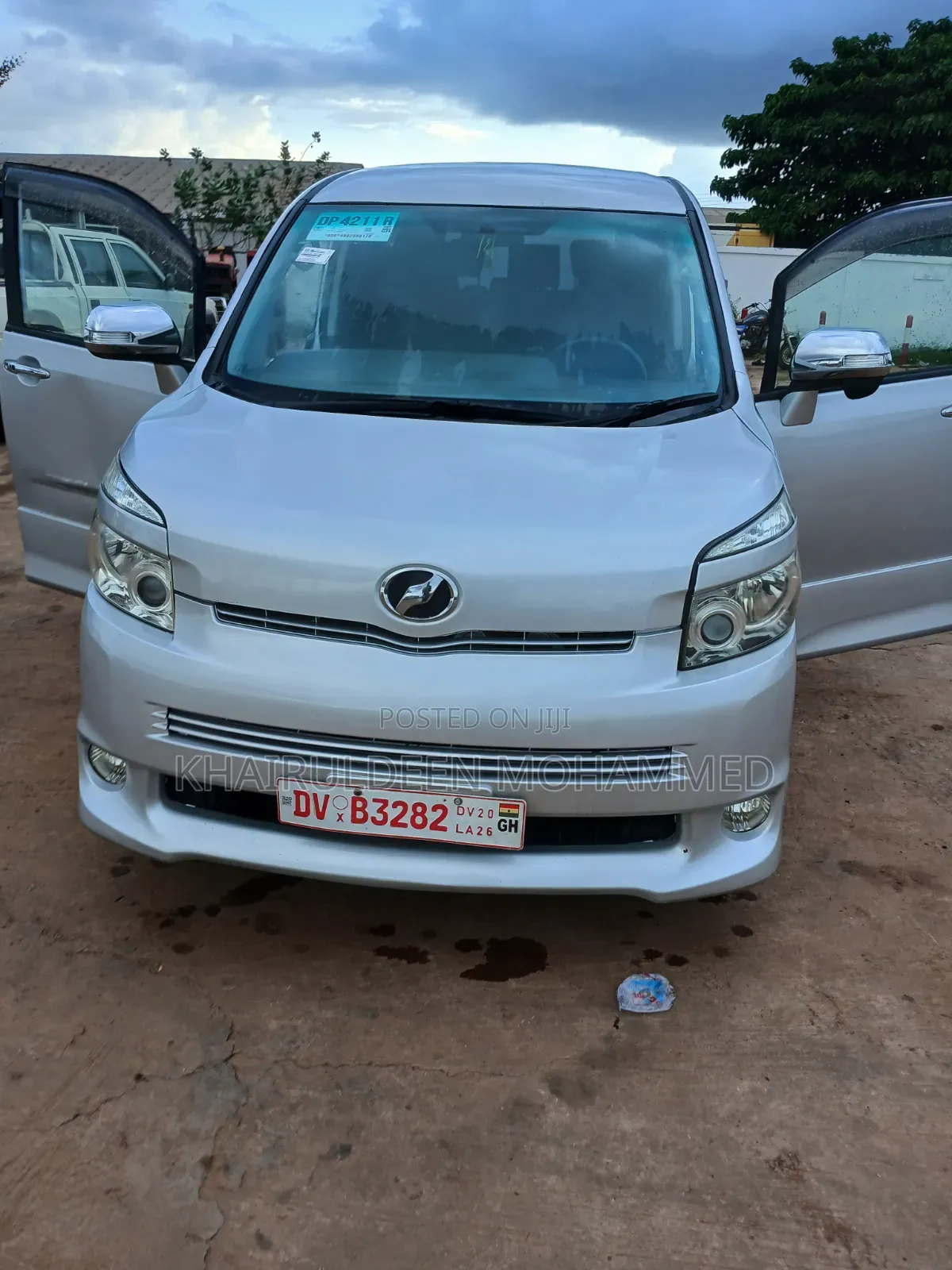 Toyota Voxy 2011 Silver