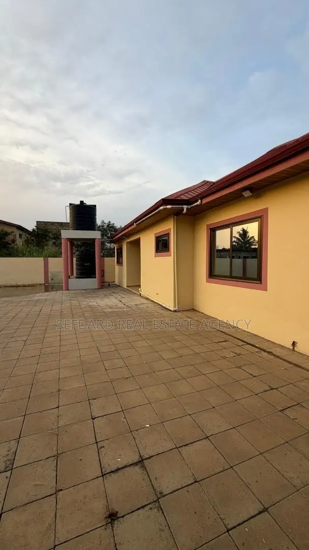 3bdrm House in Sefdard Properties, Amasaman for sale