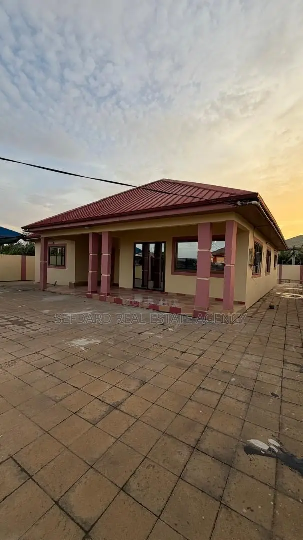 3bdrm House in Sefdard Properties, Amasaman for sale