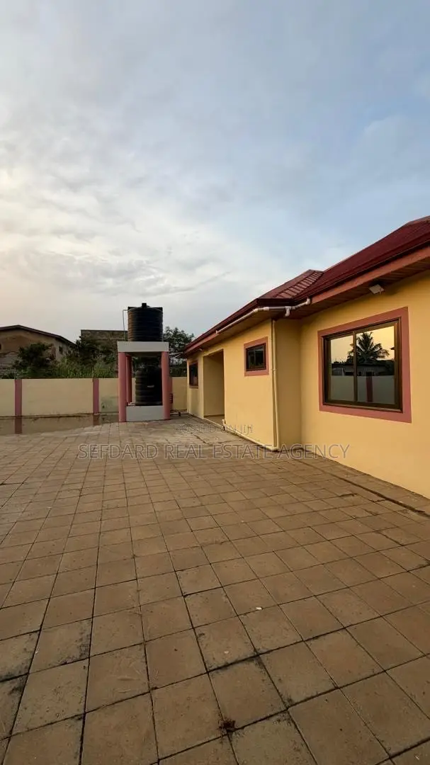 3bdrm House in Sefdard Properties, Amasaman for sale