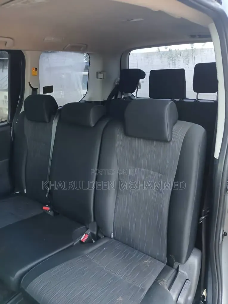 Toyota Voxy 2011 Silver