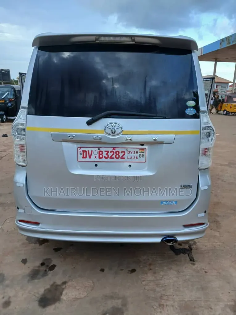 Toyota Voxy 2011 Silver