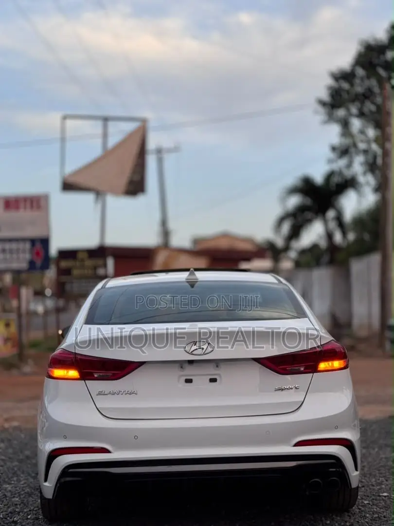 Hyundai Elantra 2018 White
