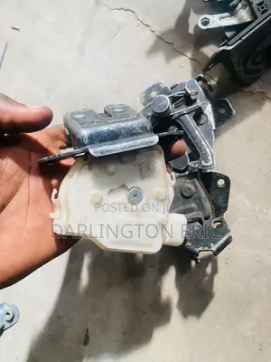 TOYOTA YARIS HYBRID 2018 Boot Locker