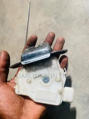 TOYOTA YARIS HYBRID 2018 Boot Locker