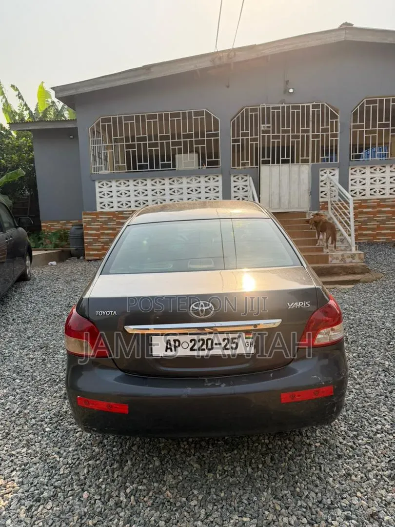 Toyota Yaris 2010 Gray