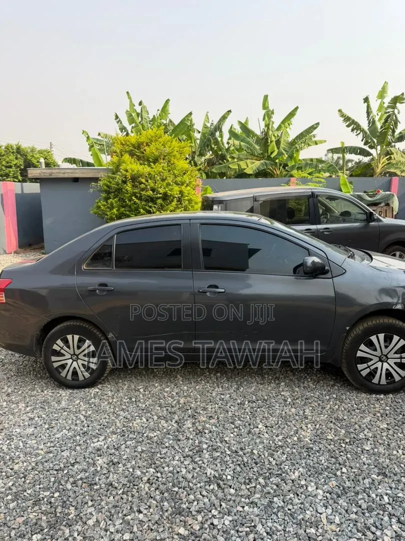 Toyota Yaris 2010 Gray