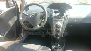 Toyota Vitz 1.0 FWD 5dr 2010 Silver