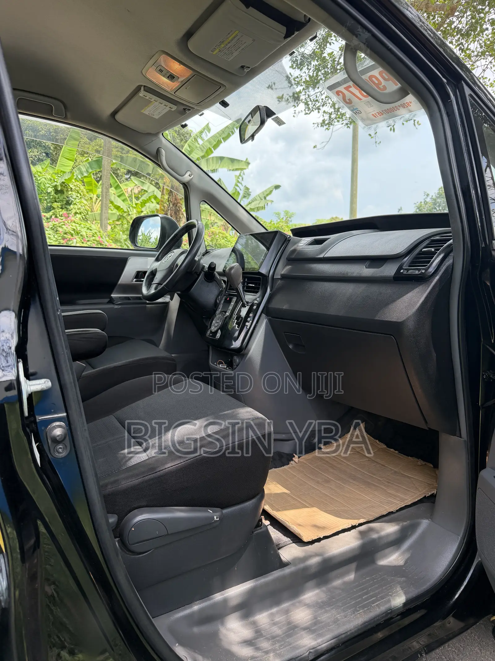 Toyota Voxy X 4WD 8-Seater 2013 Black