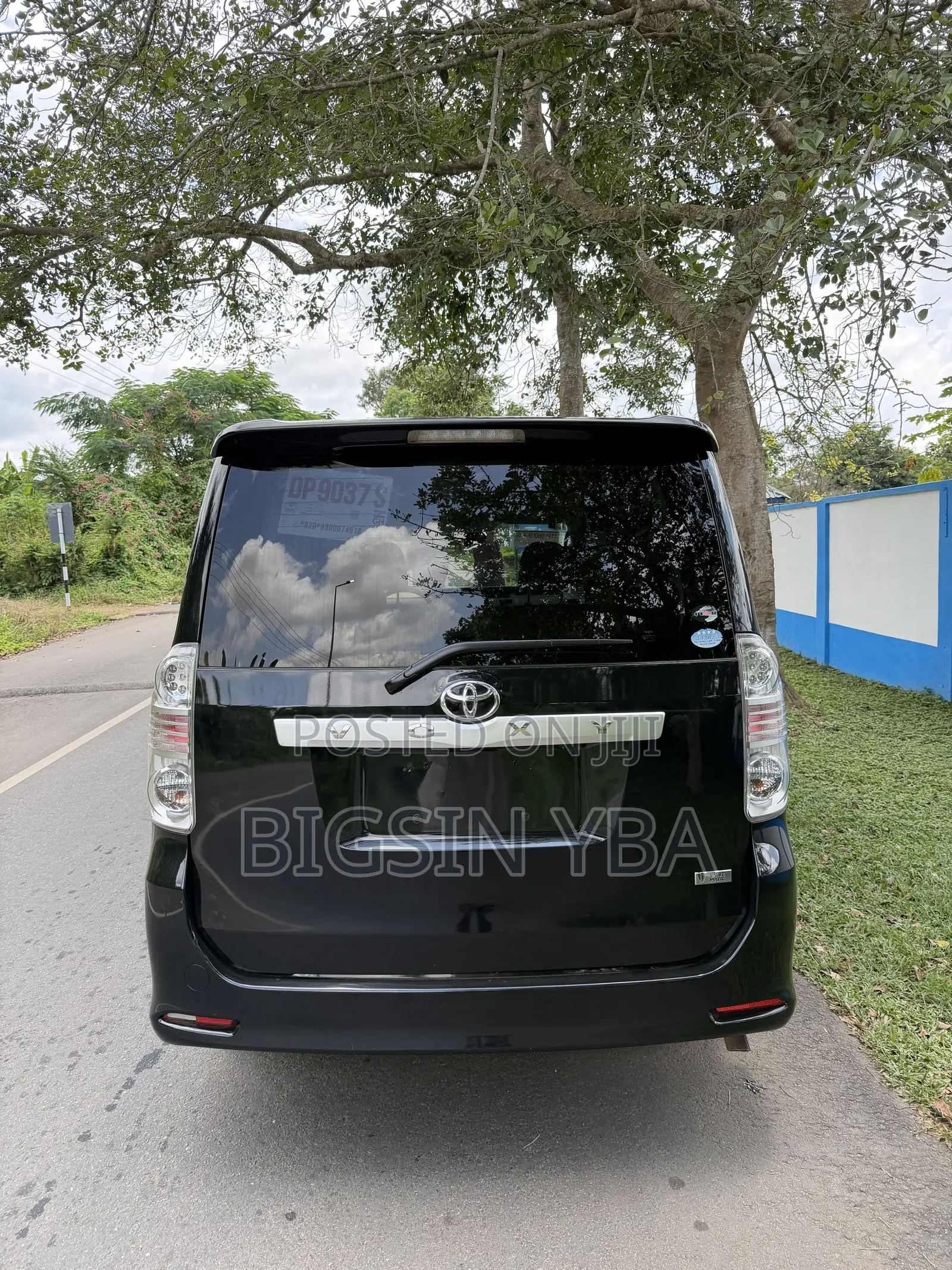 Toyota Voxy X 4WD 8-Seater 2013 Black