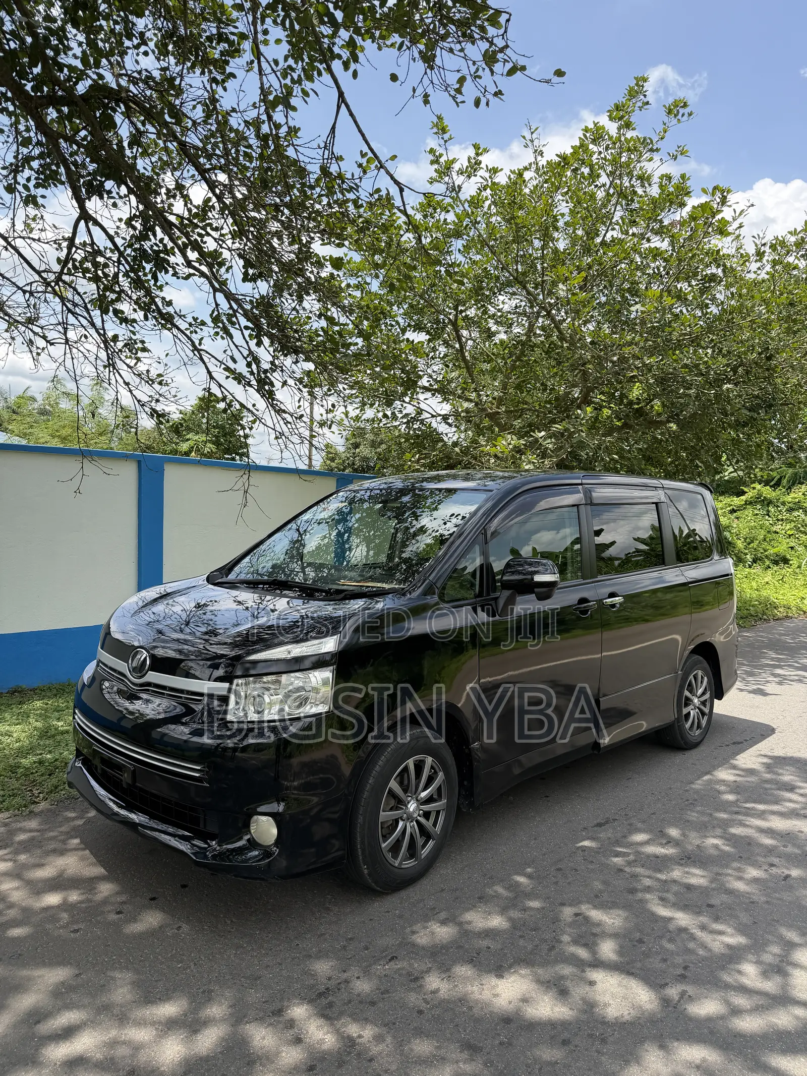Toyota Voxy X 4WD 8-Seater 2013 Black