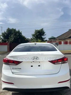 Hyundai Elantra SE Sedan FWD (2.0L 4cyl 6M) 2017 White