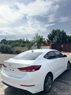 Hyundai Elantra SE Sedan FWD (2.0L 4cyl 6M) 2017 White