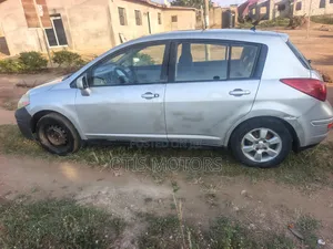 Nissan Versa Hatchback 1.8 S 2009 Silver