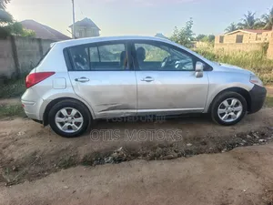 Nissan Versa Hatchback 1.8 S 2009 Silver