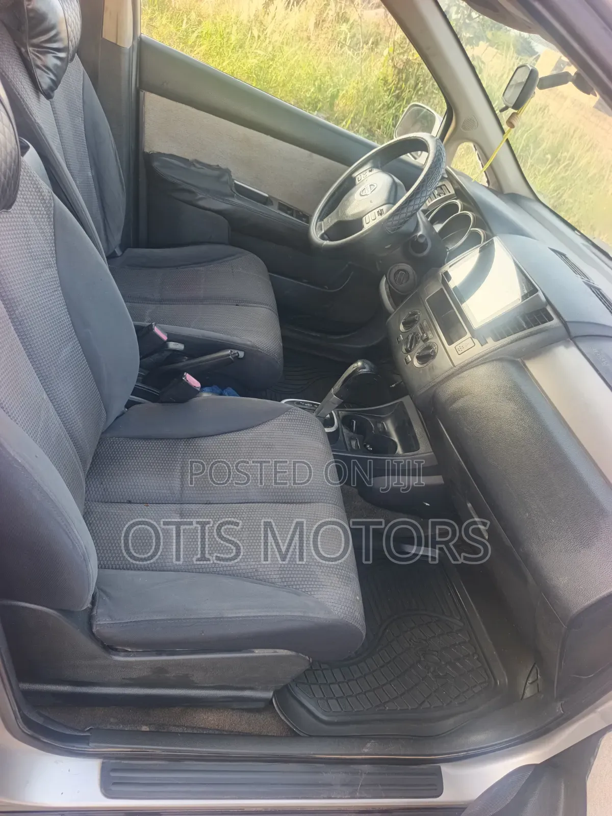 Nissan Versa Hatchback 1.8 S 2009 Silver