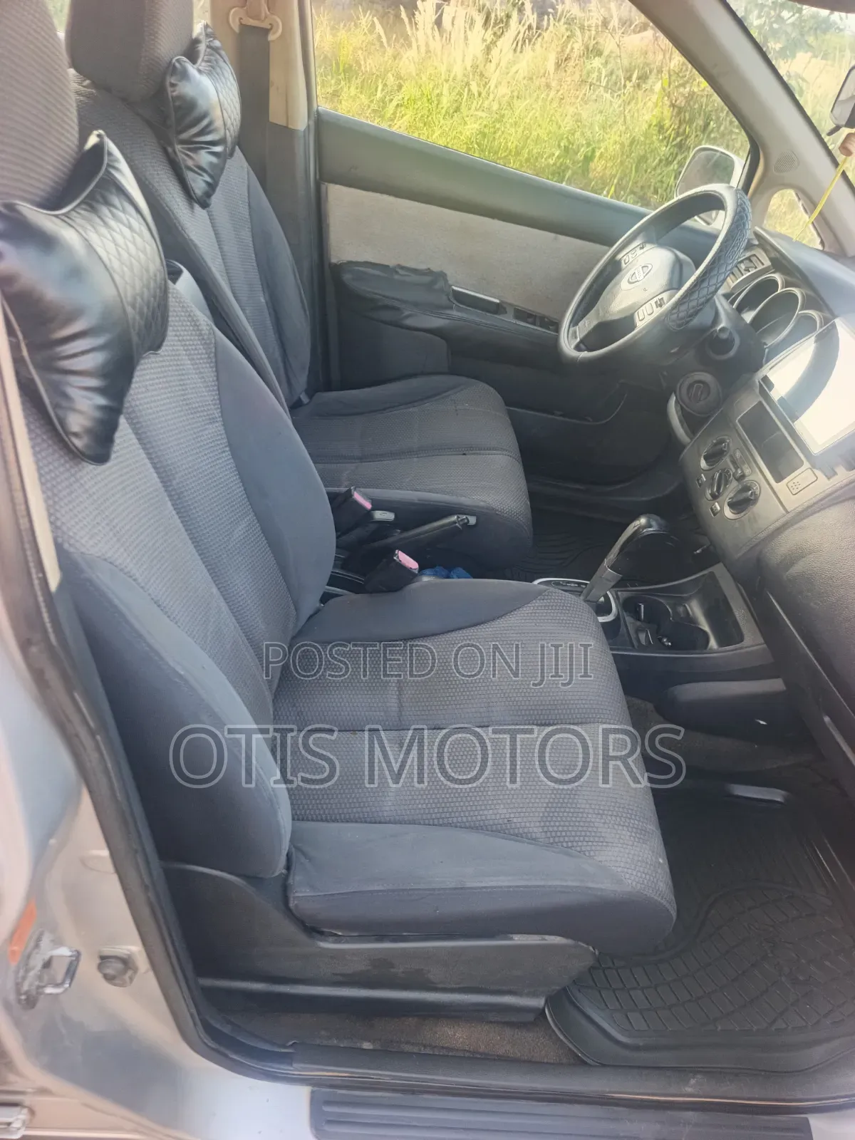 Nissan Versa Hatchback 1.8 S 2009 Silver