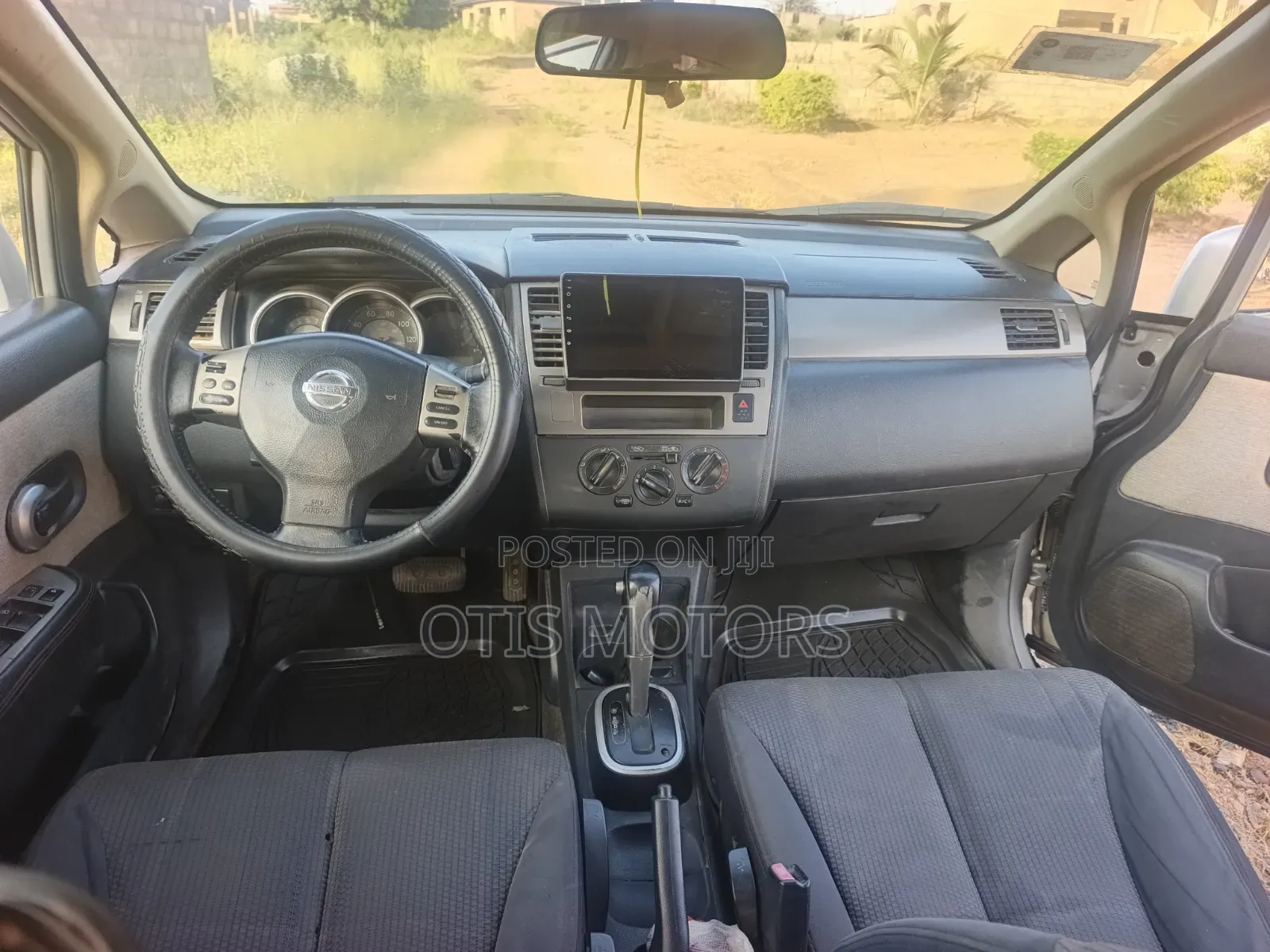 Nissan Versa Hatchback 1.8 S 2009 Silver