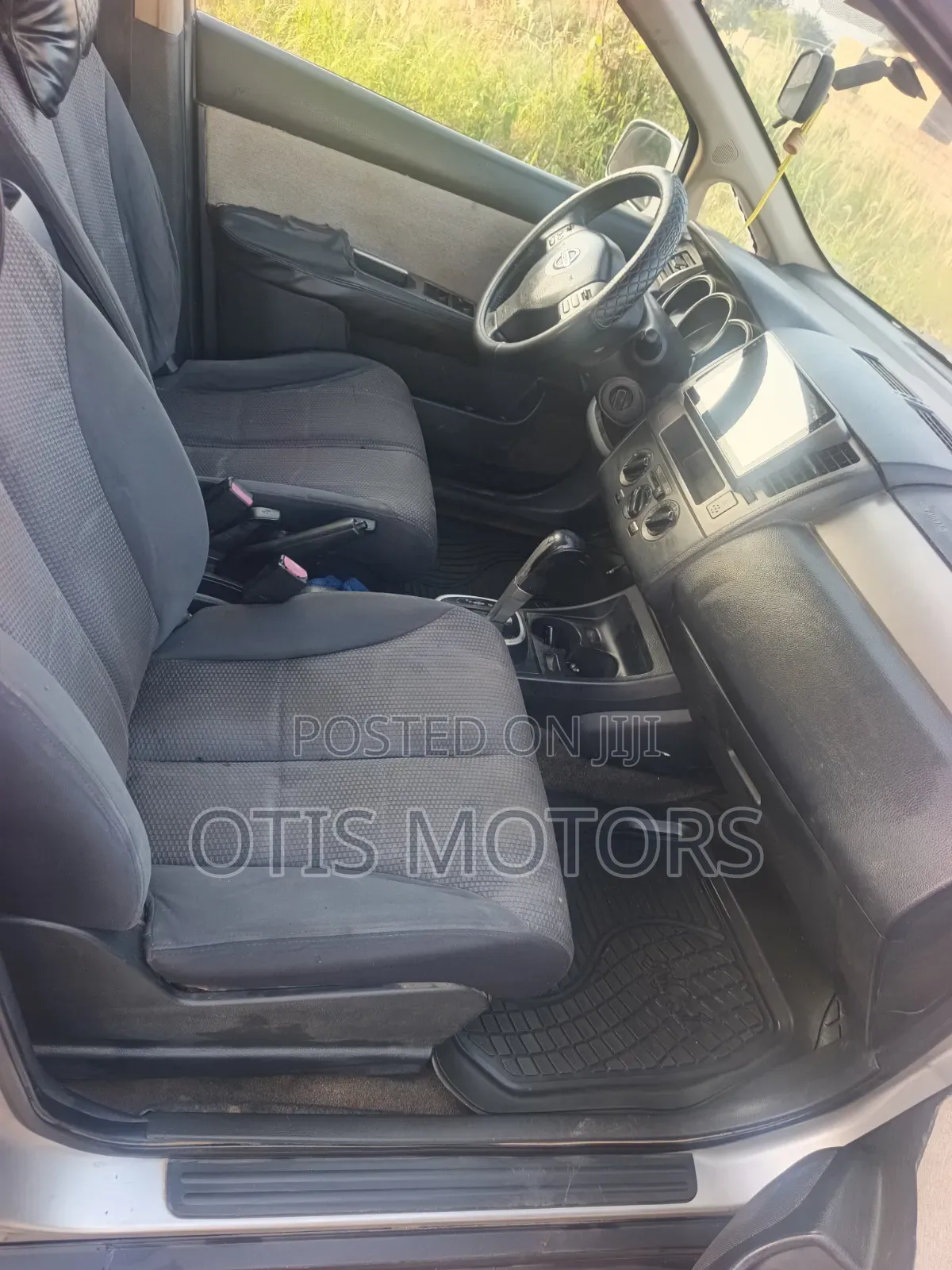 Nissan Versa Hatchback 1.8 S 2009 Silver
