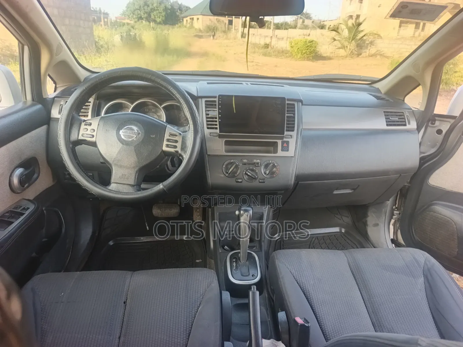 Nissan Versa Hatchback 1.8 S 2009 Silver